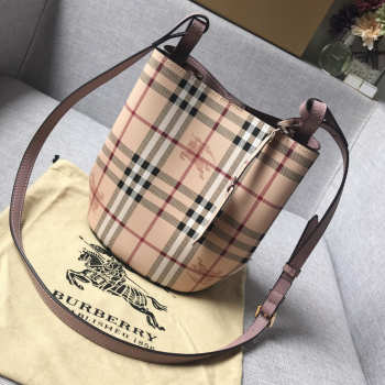 Burberry Haymarket Bucket bag in Pink