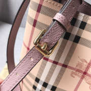 Burberry Haymarket Bucket bag in Pink - 4