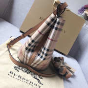 Burberry Haymarket Bucket bag in Khaki - 2