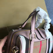 Burberry Original Classic Check bag in Pink - 4