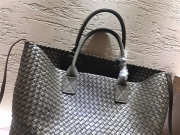 Bottega Veneta sheepskin knitted large shopping bags in Gray - 2