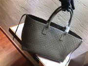 Bottega Veneta sheepskin knitted large shopping bags in Gray - 4