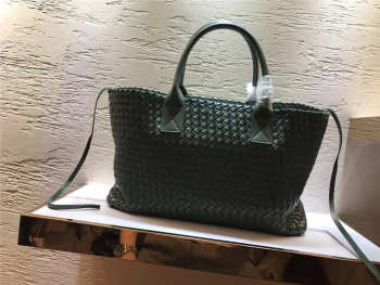 Bottega Veneta sheepskin knitted large shopping bags in Green