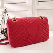 Gucci Marmont velvet Medium shoulder bag in Red - 3