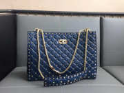 Valentino original lambskin spike tote bag in Blue - 6