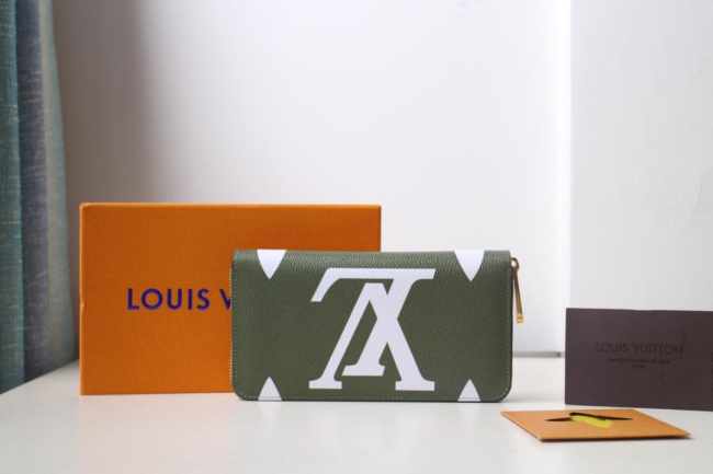 Louis Vuitton Micro Pochette Accessories Zipper wallet Green Bagsaa - 1