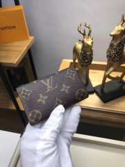 Louis Vuitton Monogram Canvas 6 Key Holder - 5