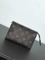 LV TOILETRY POUCH M47546 - 1