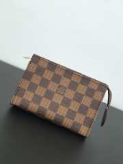 LV TOILETRY POUCH M47546 15cm - 1