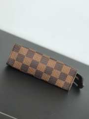 LV TOILETRY POUCH M47546 15cm - 2