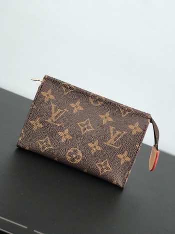 LV TOILETRY POUCH Monogram M47546 15cm