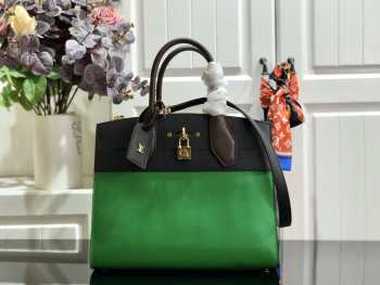 City Steamer Medium handbag M55062