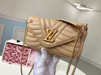 LOUIS VUITTON NEW WAVE CHAIN POCHETTE M68479 18CM