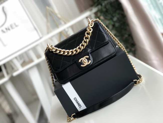 Chanel flap bag 19cm black - 1