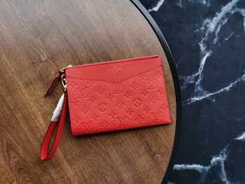 LV POCHETTE MÉLANIE MM RED