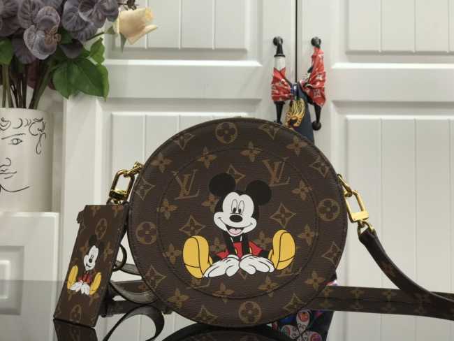 Louis Vuitton Monogram Round Bag M49986 - 1