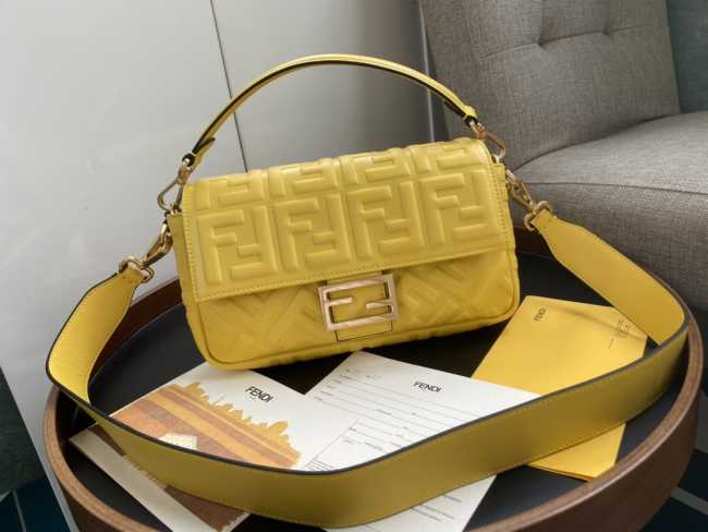 Fendi Baguette Bag 26cm yellow - 1