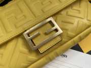 Fendi Baguette Bag 26cm yellow - 3