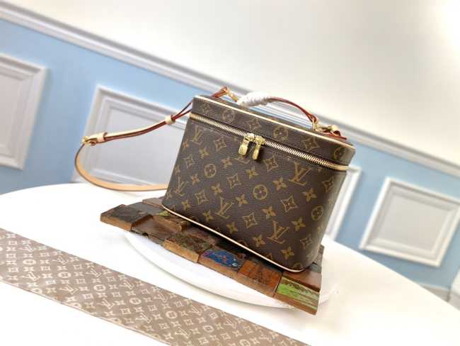  Louis Vuitton Original Monogram Makeup Bag M42265 - 1