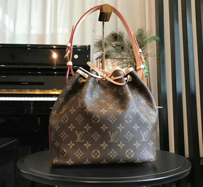 Louis Vuitton Handbag 24cm - 1