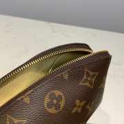 LV M41114 mini Monogram Makeup bag - 5