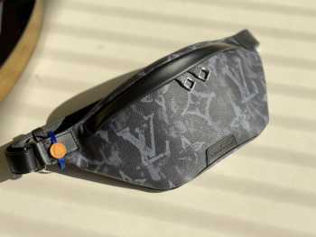 Louis Vuitton Discovery Bumbag M57276