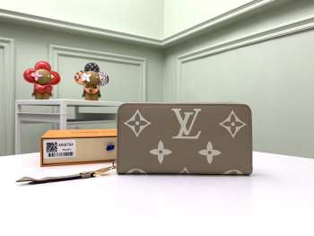 Louis Vuitton wallet M69794