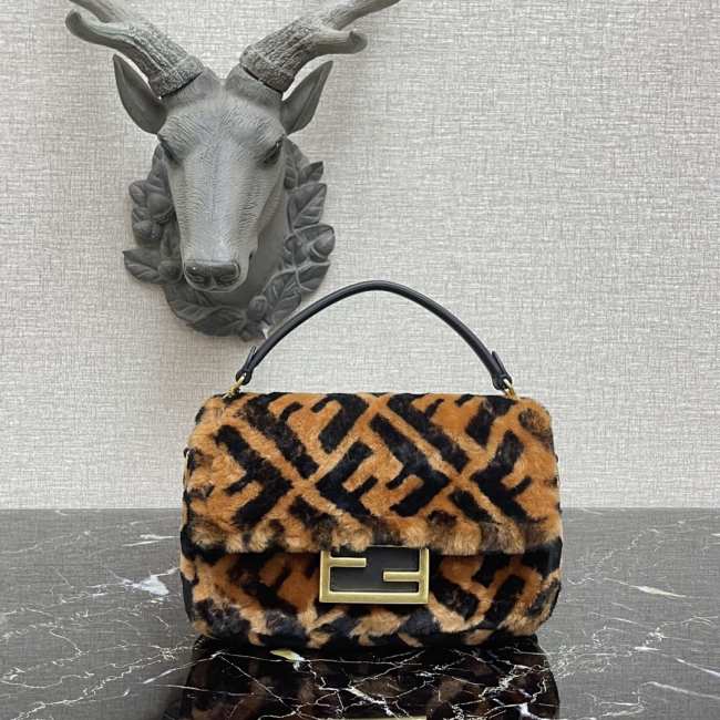 Fendi baguette bag 18cm - 1