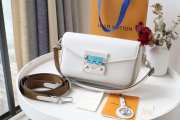 Louis Vuitton Swing Bag in White 24cm - 1