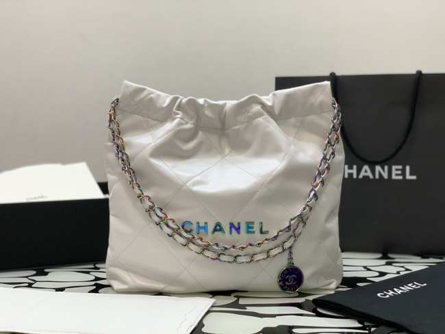 Chanel 22 Small Handbag 37cm 004 - 1