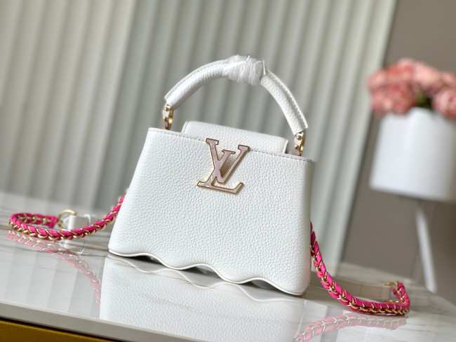 Louis Vuitton Capucines BB Mini M22121 22cm - 1