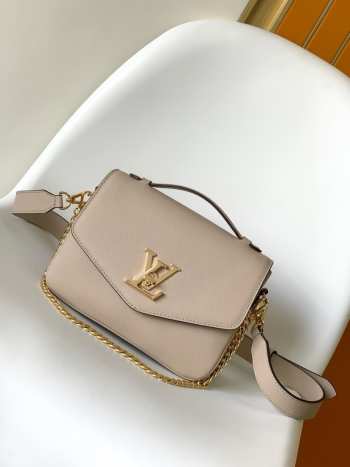 Louis Vuitton Twist M22792 22cm