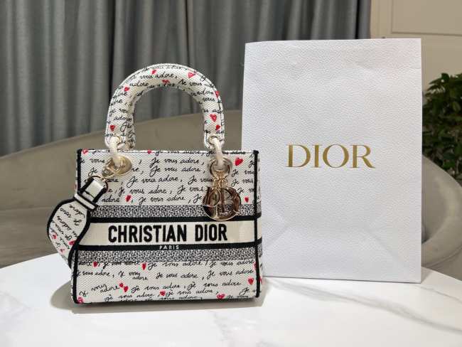 Dioramour Medium Lady D-Lite Bag White Embroidery with Black and Red Je Vous Adore Motif 24cm - 1