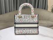 Dioramour Medium Lady D-Lite Bag White Embroidery with Black and Red Je Vous Adore Motif 24cm - 3