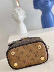 Louis Vuitton Monogram Cosmetic bag - 2