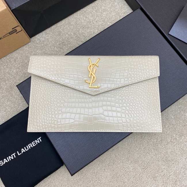 YSL Uptown Pouch In Crocodile-Embossed Shiny Leather 560 Chf Blanc Vintage 27cm - 1